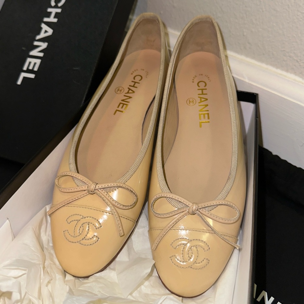 SOLD!! NEW FLOOR MODEL PATENT LEATHER CHANEL FLATS BIEGE SIZE-36